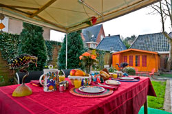 garden-chalet-breakfst-table