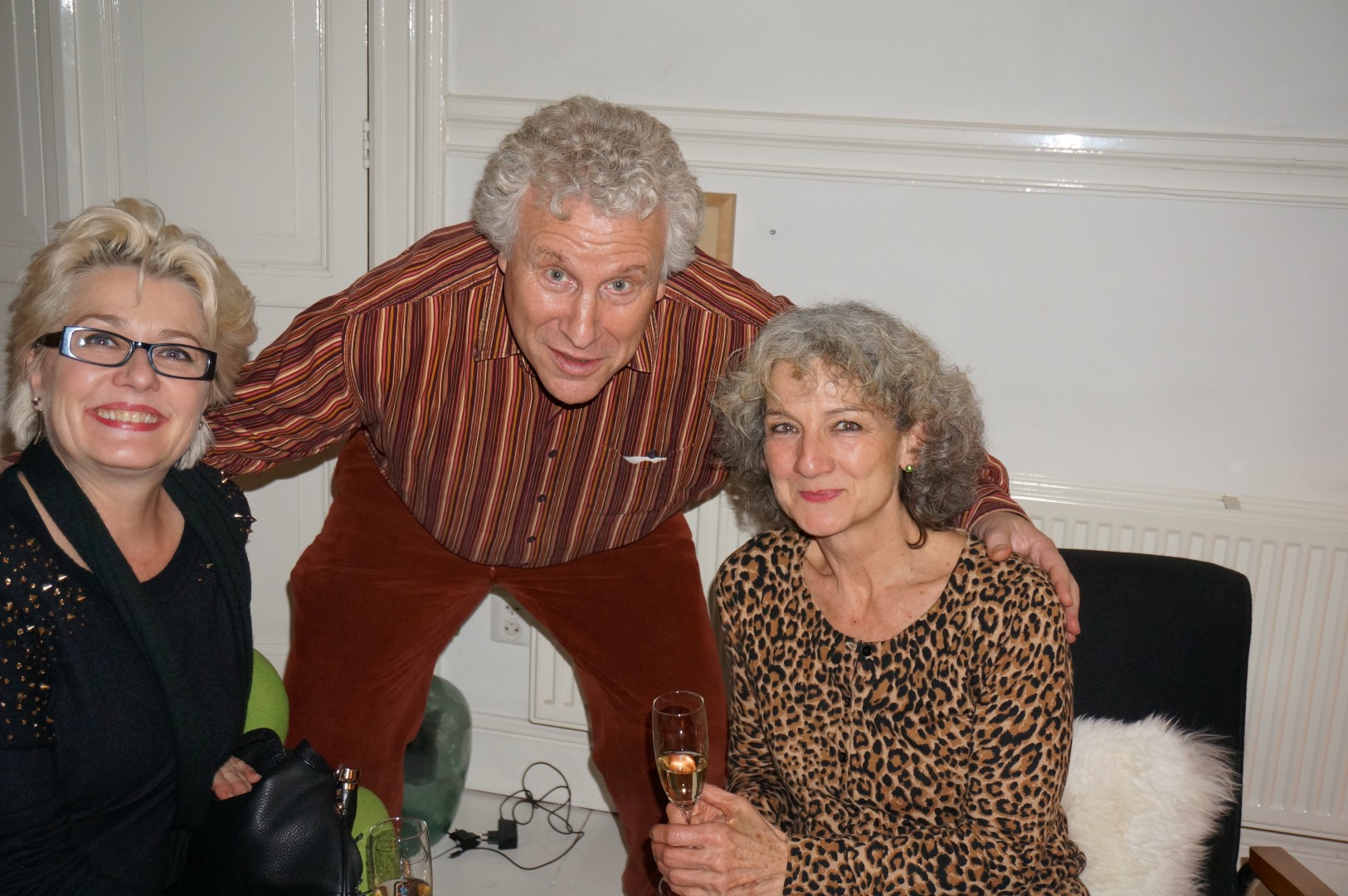 two_happy-women_and_philip