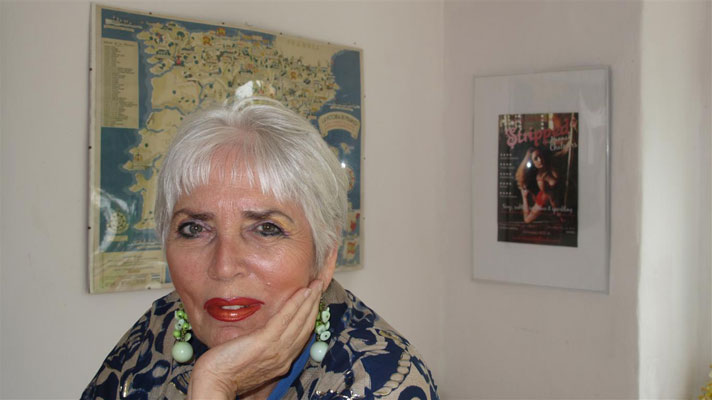 no hat on hands 2011