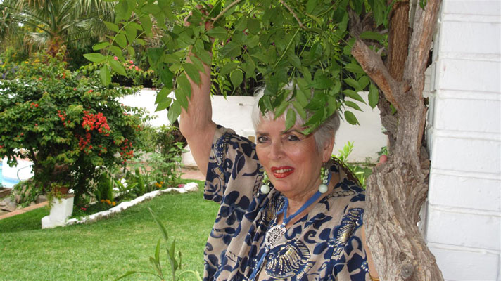 xie between the leaves