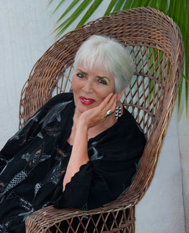 1.relaxed-pose-in-black-on-kristel-chair